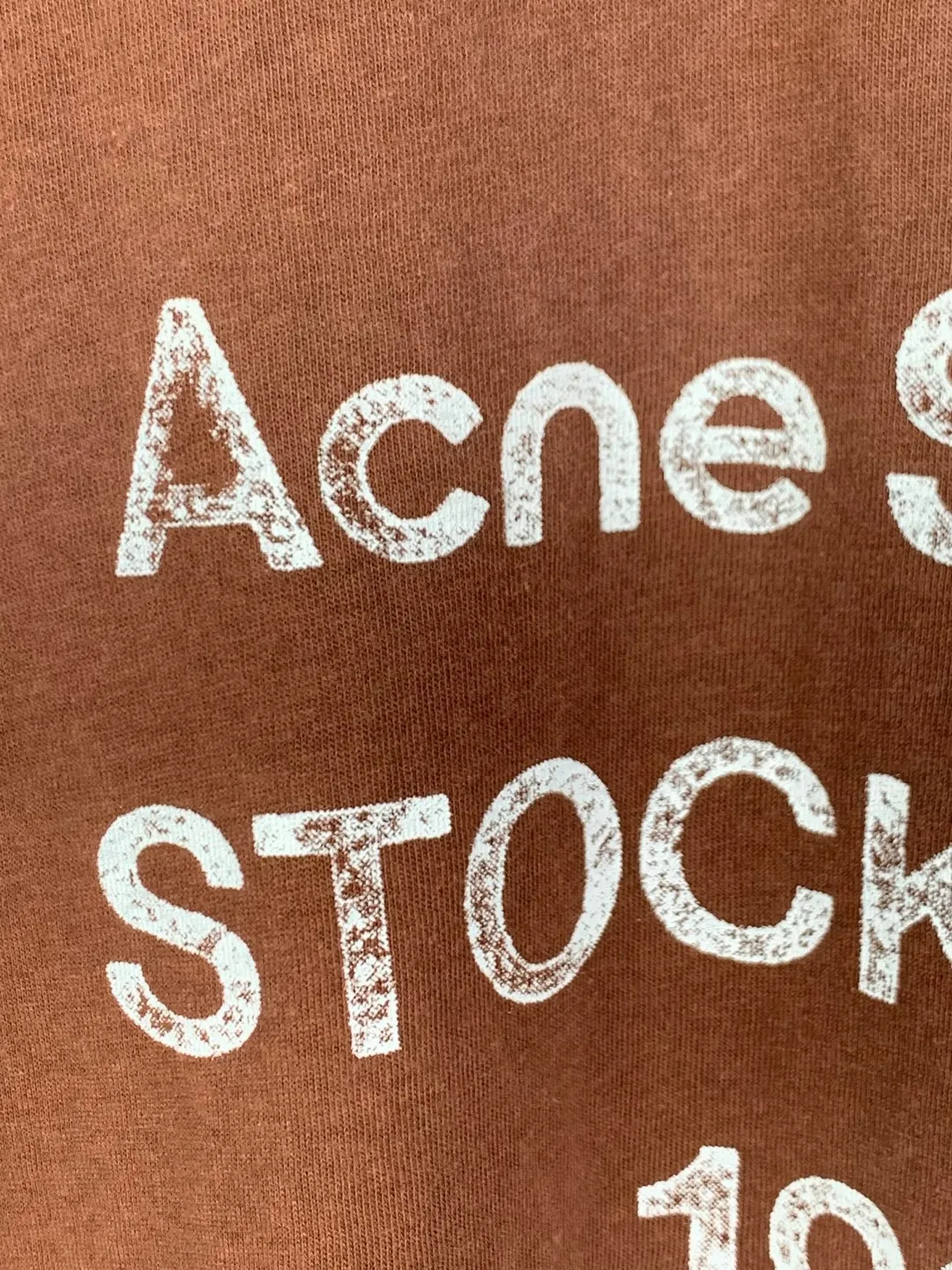 ACNE Studios spray-painted distressed printed logo long-sleeved T-shirt. Customized cloud velvet cool ski-feel cotton. Smooth drape. Delicate Breathable. A touch of glacier blue blooms quietly. Relaxed and alienated. Luxurious. The Acne Studios logo pattern is embellished on the chest. The uneven depth of the letter strokes is like the mark engraved by the years. It is sublimated by the imperfection of spray-painting and distressing to form a visual collision between softness and strength. Needless to say, the design speaks for itself. Let the clothes become an extension of the wearer's personality. Process 1: Use glue printing. The chest printing is modified three times by the film screen. Use glue liquid paint to print the pattern on the fabric. Bake the fabric to fix the printed pattern. Process 2: Gradient distressing spray process. By spraying dyes of different colors on the surface of the fabric, the clothes can show rich color changes under different lights and increase the visual layering. Process 3: Many parts of the body are worn by pure manual regular positioning. Manual brush marks. Add texture and depth to the surface of clothing to imitate the texture of natural wear. Process 4: The fabrics have been fermented and washed. They have a better hand feel. They are not easy to deform, shrink or fade. They maintain long-term beauty. Accessories: Customized 1:1 Acne trademark. Version: Loose version. Size: S M L XL